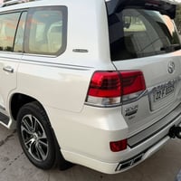 لاندكروز 2020 ساز ..... مكفوله من صبغ والتبديل سياره عل وضع شوكه كراسي...