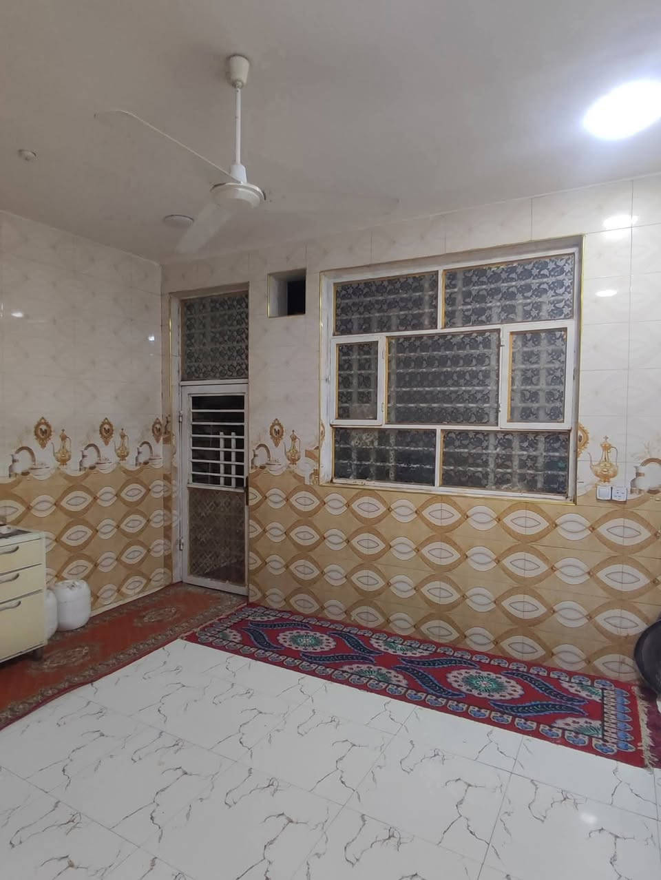 بيت طابو صرف للبيع
المساحة ..200م طابق ونصف 
يبعد عن الوجه 100متر 
شارع 12 
خدمات ماء وكهرباء 
العنوان..السفحة الثانيه 
يحتوي على 4غرف نوم مساحة كل غرفه 4*5
صاله 4*8
مطبخ 4*5
استقبال 8*4
حمامات 2 
صحيات 2
يباع نقد أو مبادره 
***********
