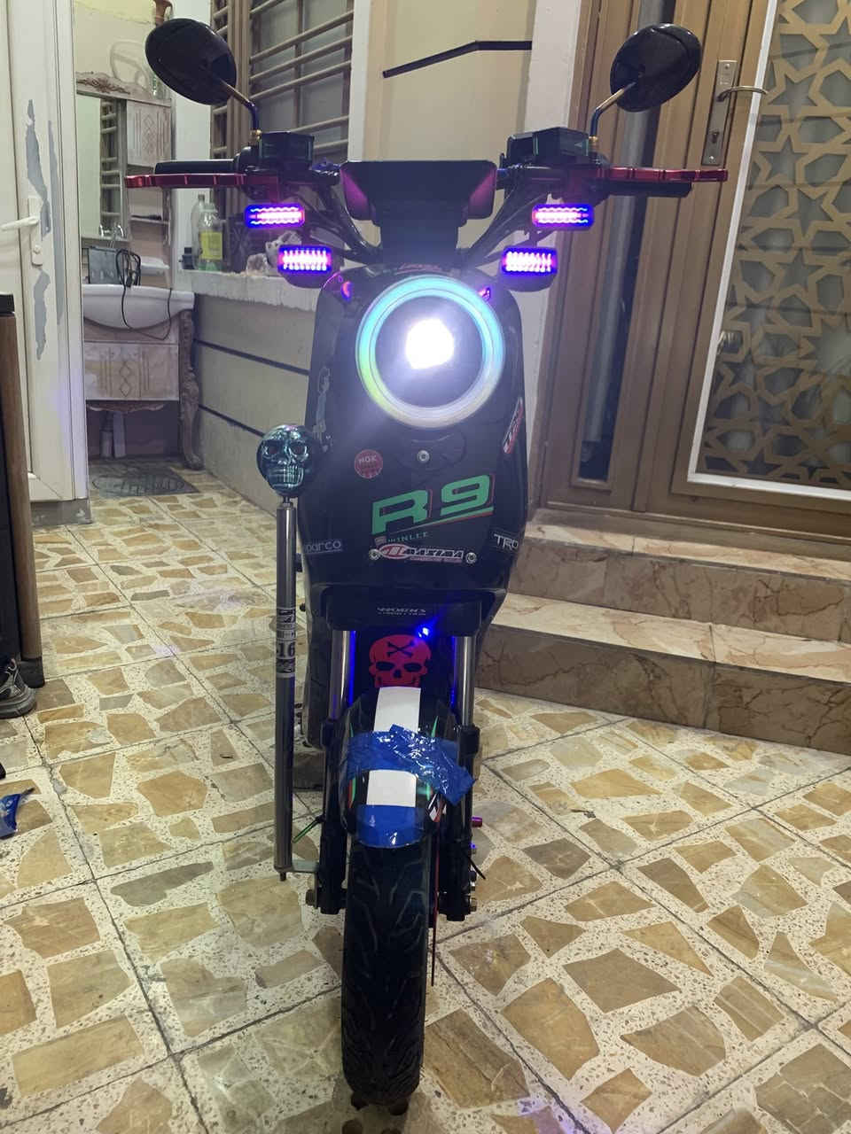 السلام عليكم دراجه شحنR9موديل 2026الشكل الجديد دراجه رمبه صار10 أيام  نزلتها بيدي دراجه فول مواصفات ومزوده رياضي  سرعه الدراجه 109 والحقيقي 75تشغيل بصمه وسيوج وكارت بيها نضام البك R وبيها سستم سماعات و يدات بريك رياضي و يدات سكليتر رياضي و مرايات عدد 3 كاربون رياضي وبيها قناع كاربون وكلوب زنون  ودبلات رياضي ابو البطل و السعر 600 وبيها مجال للطيبين مكان بغداد الحريه الرقم ***********
