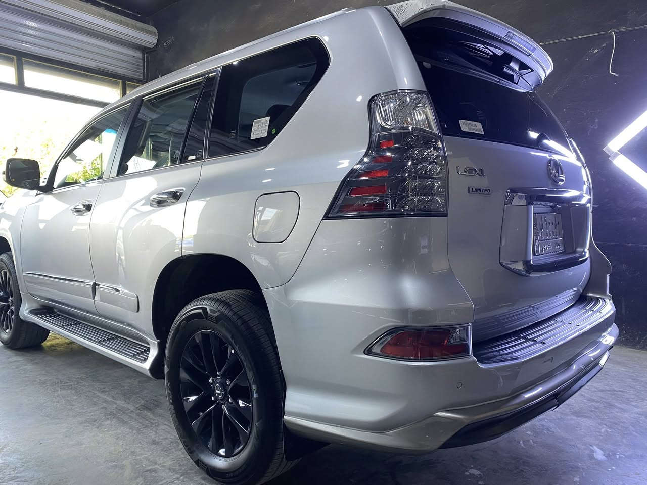 السلام عليكم. لكزز برادو موديل 2019 وارد امريكي حادث بسيط جدا صور الحادث بالمنشور مواصفات فول اعلى فئة 
رقم بغداد مميز السعر 297$ وبيها مجال للاستفسار ***********
