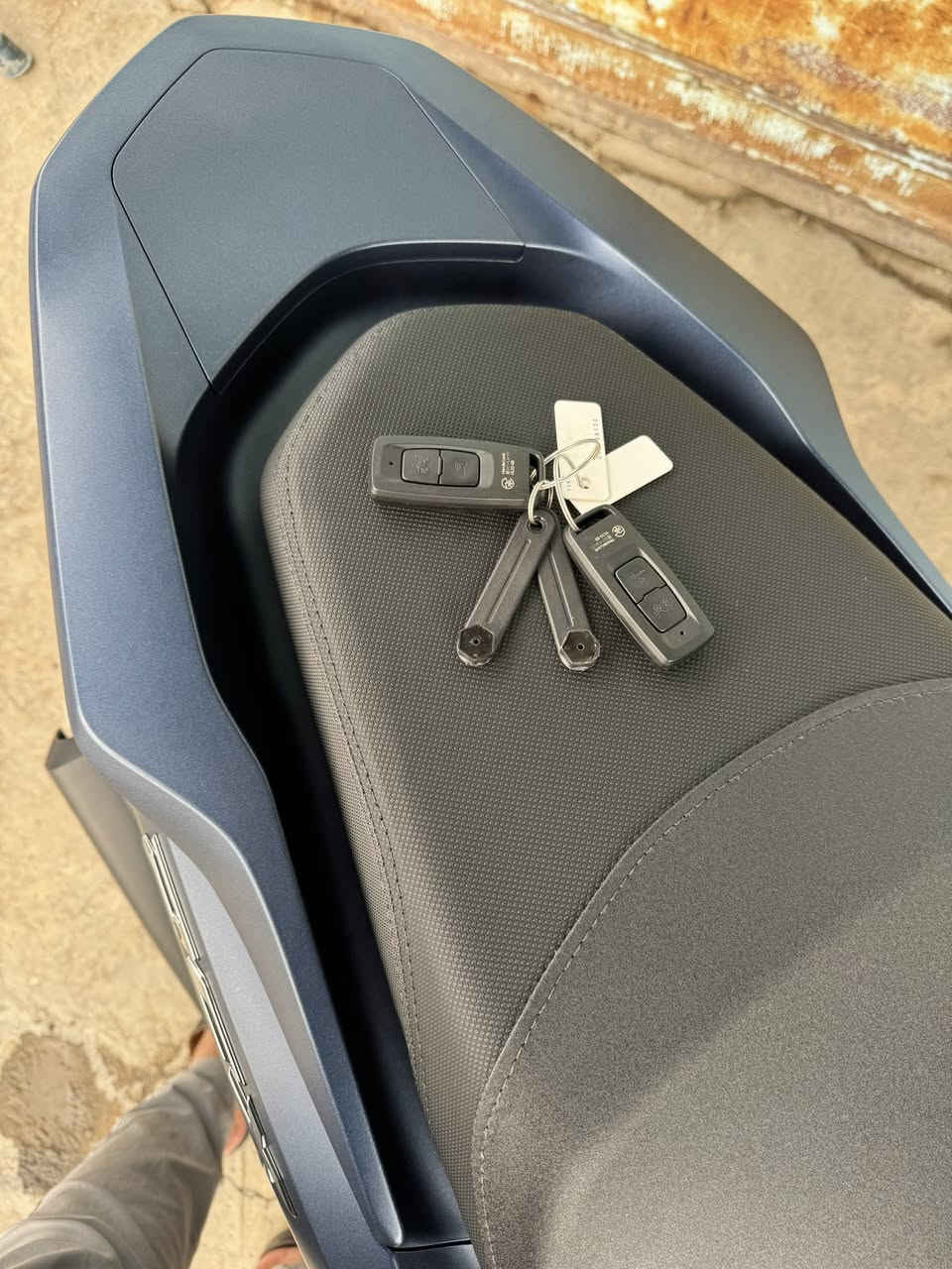 سلام عليكم
Pcx2025
جيل 5
لون مميز 
بصمه عدد2
مفتاح طوارء عدد 2
كود بصمه عدد2
غير مستخدمه —-زيروو—
يابني 100/100
مكان الدراجه كاظميه معارض جكوك
لتواصل ***********
