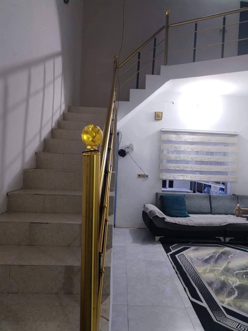 بيت ١٠٠ متر للبيع خدمات فول 
فول سيراميك بناء حديث طابقين
درج داخلي وخارحي
طابق الاول غرفة نوم ومطبخ واستقبال وصحيات
وكراج
طابق الثاني
غرفتين نوم
وصحيات
وبيتونه
العنوان كركوك ١٦ اب الأولى 
السعر ٥٥ مليون وبي مجال
للمزيد اتصل بالرقم
***********
