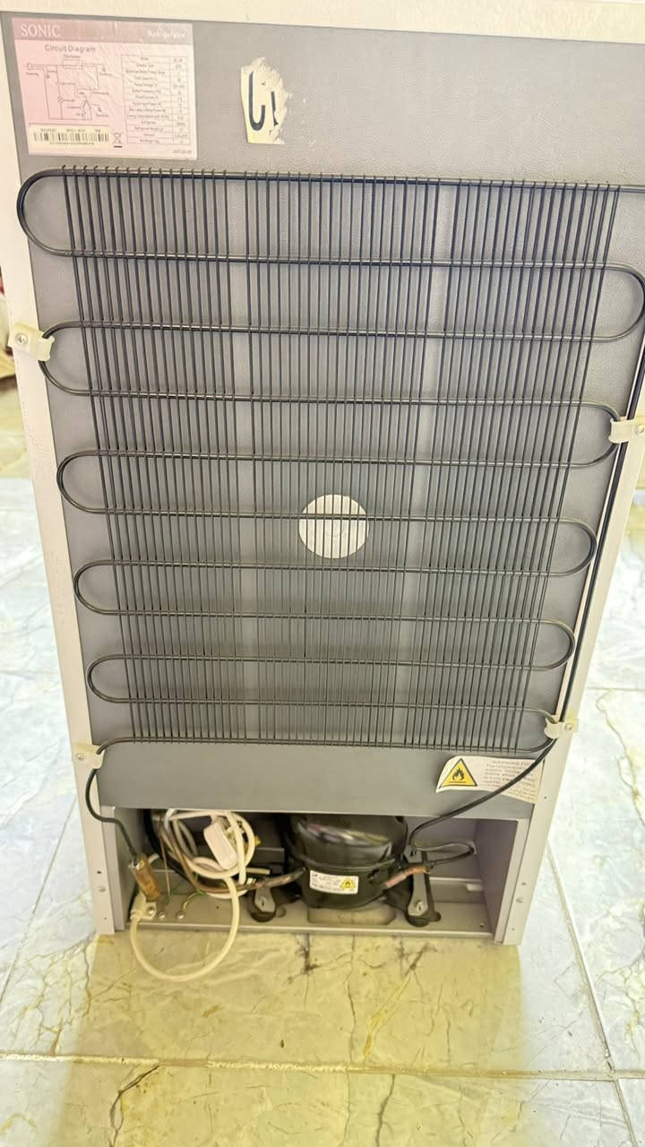 السلام عليكم ثلاجة مستعملة قليل كلش نظيفة للبيع السعر 75000 الف العنوان الدورة حي الصحة ***********
