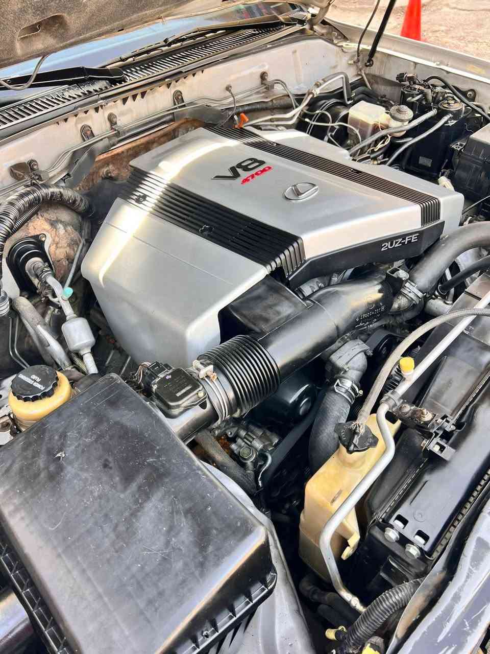 السلام عليكم     ( السعر 155 ورقه ) 
لاندكروز موديل 2000 فول مواصفات لمتدد  8 سلندر. 
بسمي تحويل ثاني يوم 
هزه جديده ورقم مميز 

كشنات كهرباىيه تدفئه + تبريد 
جام كهربائي فول  
تبريد فول ثلات قطع. 
تحكم استيرن فول .
شاشه تاب. 
تخم تاير جديد اصلي وكاله. 
حداديه كامله جديد . 
محرك 8 سلندر وارد امريكي بدون حادث. 
بيه هنا قطع صبغ فقط بدون حادث 
جاملغ خلفي ايمن صبغ  
جاملغ امامي 2 صبغ. 

العنوان /بغداد السيديه حي الاعلام 
هاتف / ***********
