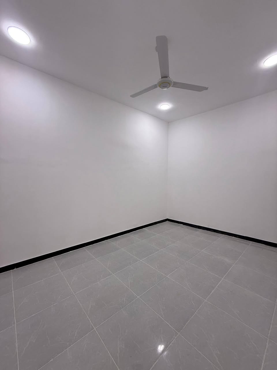 اسعد الله اوقاتكم بكل خير 🔷 
احبتي الكرام دارين سكن البيع 
كل البيت مساحته 150متر 
موقع البصره ابو الخصيب كوت ثويني 50متر عان شارع كوت ثويني 
كل بيت يحتوي علئ 
2غرف منام 
صاله
مطبخ 
ديوان 
صحيت داخلي وخارجي 🛑 
نوع العقار طابو زراعي عراقي وكاله ونسخه من الطابو ◼️ 
وسعر البيت الواحد 90اوبي مجال 💸 
الستفسار والنصال علئ
***********

