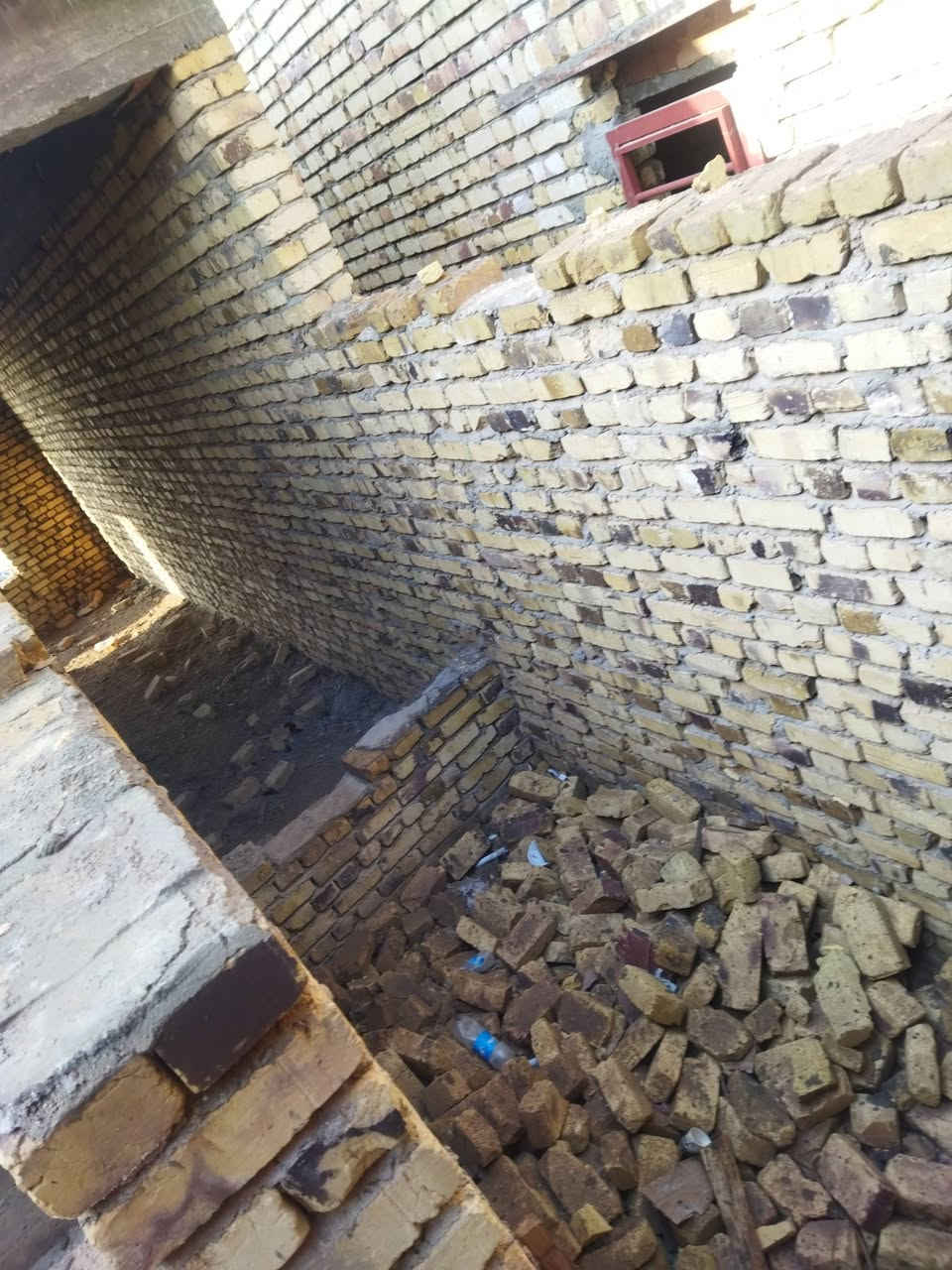 بيت هيكل للبيع🔄
رقم صاحب المنزل ***********

مصبوب سطح صب و مزفت 🚫
 مكان (شارع سياسين) مقابيل ملعب 🏟الاساطير

بناء البيت هيكل طابوك❗

البيت كامل مبني من طابوك وبوكس صب كونكريت درجه اوله🌹

سند ٢٥🪻

غرفتين ٥×٤ ثنين وحده من ضمن الغرف بيها حمام🎄

صاله ٨×٤🎋
مطبخ ٤×٤ ونص و الحار ٢×٢💡

الاسقبال ٩×٤📃

ضمن الاستقبال بي صحيات 🎑

عرضه 11🍀

نزال 28🪾

مساحته 300 متر 🌺

مقابيل نلعب الاساطير و امام 📷 المنزل شارع رئيسي لل سياسين

مكانه:  شارع سياسين البيت واجهه عشارع

سعر البيت 60 قفل قفل ماينزل ربع شراي بي خير ويدلل♥
