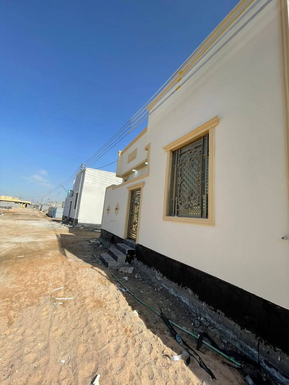 واسعد الله اوقاتكم بكل خير احبتي
***********
يتوفر دار سكن للبيع 

المساحه لكليه 100 متر مربع  ركن علاه شارعين كل شارع 10 متر 

نوع العقار طابو زراعي عراقي 

سند ٢٥ ول مالك عراقي تتكاتب ويا ابوالطابو مباشرتا

يتكون من غرف نوم عدد 2
استقبال 
صاله
مطبخ 
 مجمع صحيات داخليه وخارجيه 

البيت كامل من جميع الملحقاته 

بناء جديد 2025

فارق جاهزة للسكن تستلم بيتك عند المكتبة مباشر 

العنوان البصرة قضاء ابي الخصيب 

ابو كوصره غرب مدرسه الفتكار 

تبعد مسافة عن شارع ابو كوصره 100 متر 

منطقة روعه جميع الخدمات ماي كهرباء شارع 10 متر 

السعر  58وبي مجال

للاستفسار لاتصال ***********
