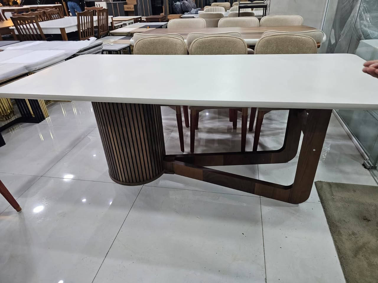 تخفيضات تخفيضات🤍
 شركة ديڤان للاثاث🩵 
ميز طعام خشبي مع سيت طبلات
قوة بالتحمّل وجمال بالشكل 🤎
اختيار مثالي لكل اللي يحبون الذوق الراقي والبساطة
مع شركة ديڤان انت بالأمان😍
عنوان بركن مستشفي توركي لا تنسون 😁
بإدارة رمضان
رقم موبايل ***********
