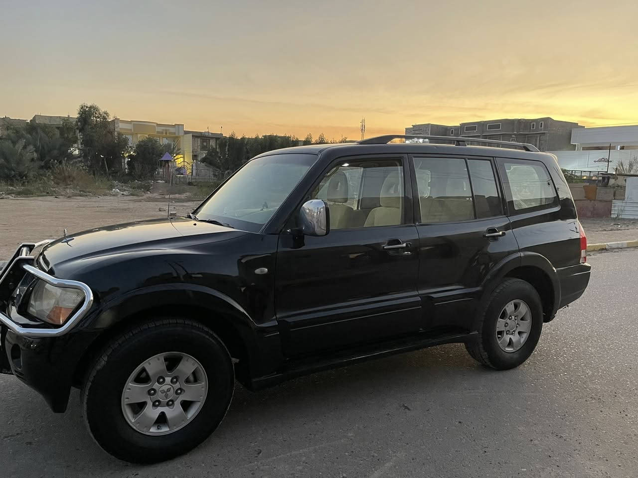 السلام عليكم باجيرو 2005مصبوغه حزام جماليه  7 راكب مكينه 3000 V6 تبريد شغال كهربيات كله شغاله مريات شفط آريل كهربائي داخل نظيف رقم بغداد تحويل ثاني يوم مكان سياره الانبار -فلوجه سعر 80رقم تلفون ***********
