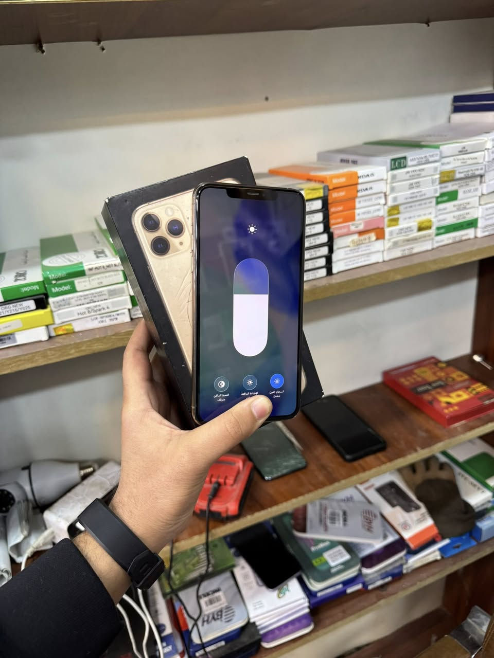 سلام عليكم
iPhone 11 Pro Max
ذاكرة 256GB
البطارية 100% مستبدلة أصلية 🔋

الجهاز كله شغال: نت، صوت، اتصال، كاميرات، كلشي تمام وما بي أي خلل.
نظافة الجهاز كلش حلوة ✨
فقط الظهر مفطور، غير هذا الشي الجهاز ممتاز.

الجهاز مكفول كفالة عامة، وأي خلل يرجع.

📍المكان: بغداد – مدينة الصدر
💰السعر: 260 ألف وبيه مجال بسيط كلش

الشراي يتصل على الرقم:
📞 ***********

نورونا 🌹
