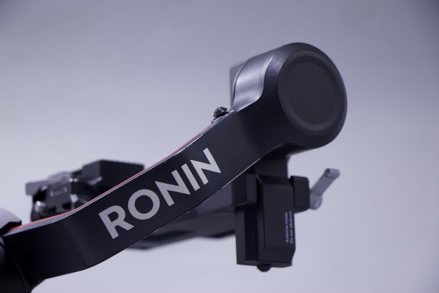 رونن RS3 نضافه 100/95 كامل ملحقات 
حقيبه ✅
قبضه جانبيه اصليه ✅
بلاطات البلاديه مالته ✅
كيبل شحن اصلي ✅
كيبل ربط الكامره مع الرونن ✅
السعر (490 الف) ول توصيل مجاني 💫
***********
