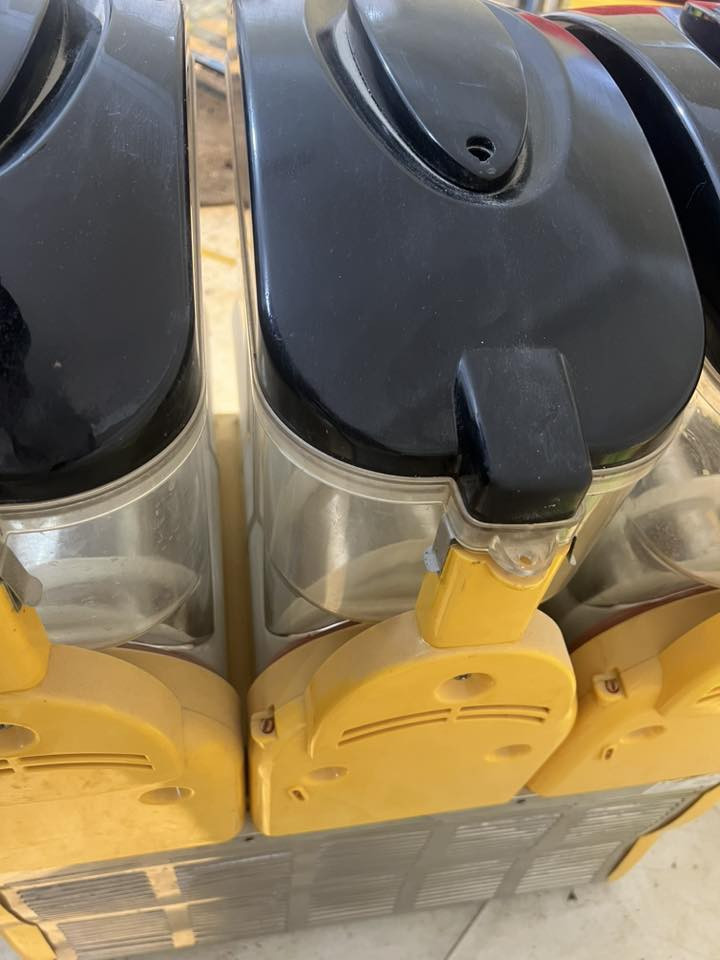 السلام عليكم 
مكينه سوفت نظيفه جدا للبيع 

ومكينه ازبري ايطالي للبيع 

استخدام قليل وبحاله جيده جدا للاستفسار الاتصال على الرقم ***********
مكاني الشطره
