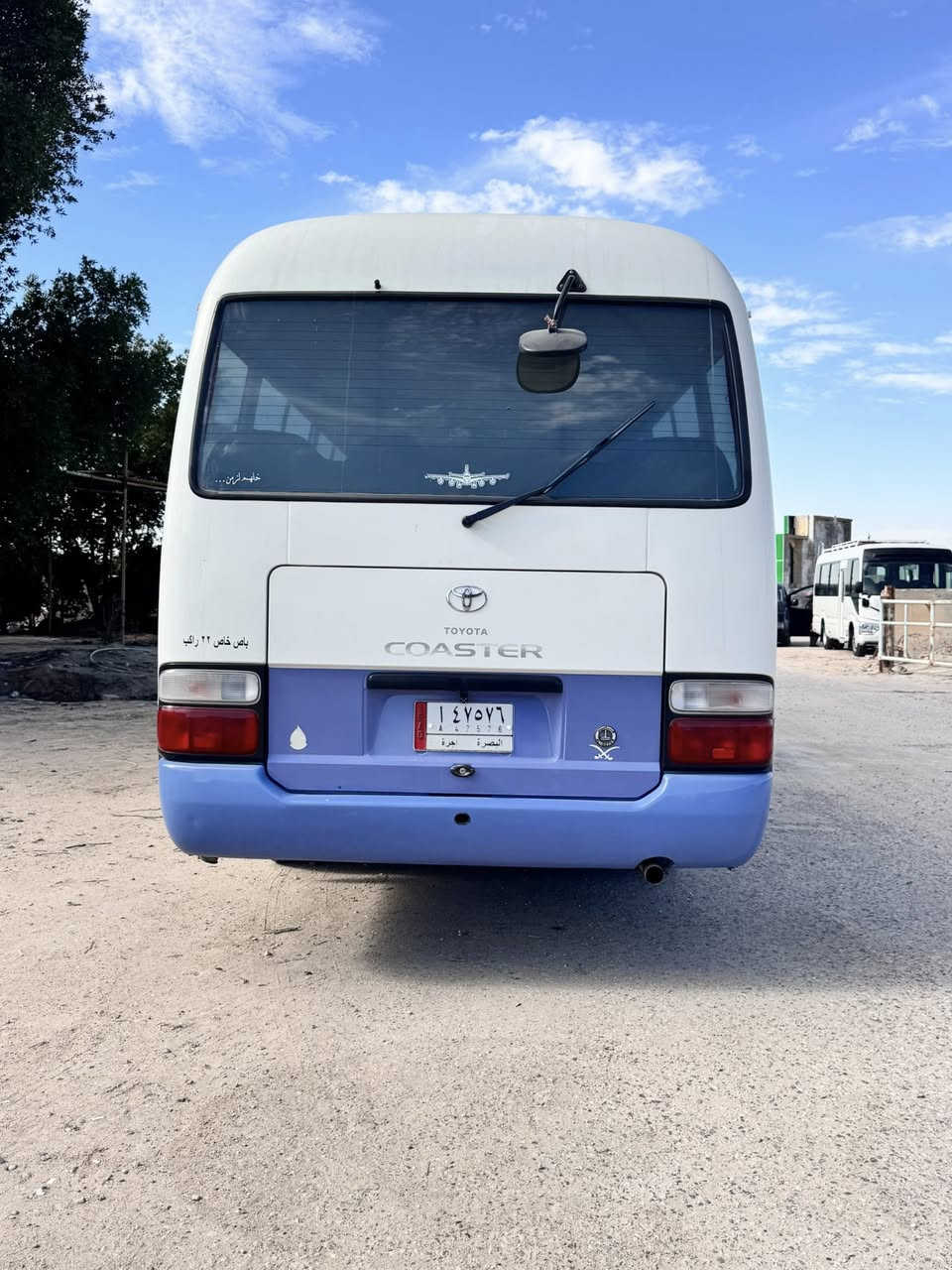 سلام عليكم كوستر مديل 13 رقم بصره السياره مكفوله من الصبغ بيها بارد بلازرق السياره  منظومه غاز موجوده بلبصره. الاستفسار ***********
