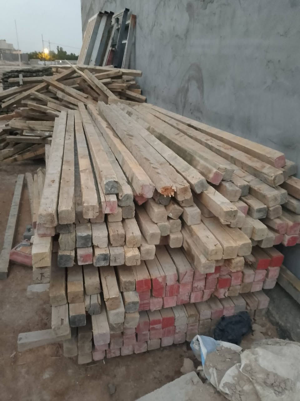 السلام عليكم قالب خشب للبيع مع جكات وفخات مكان بصره ابي الخصيب ***********
