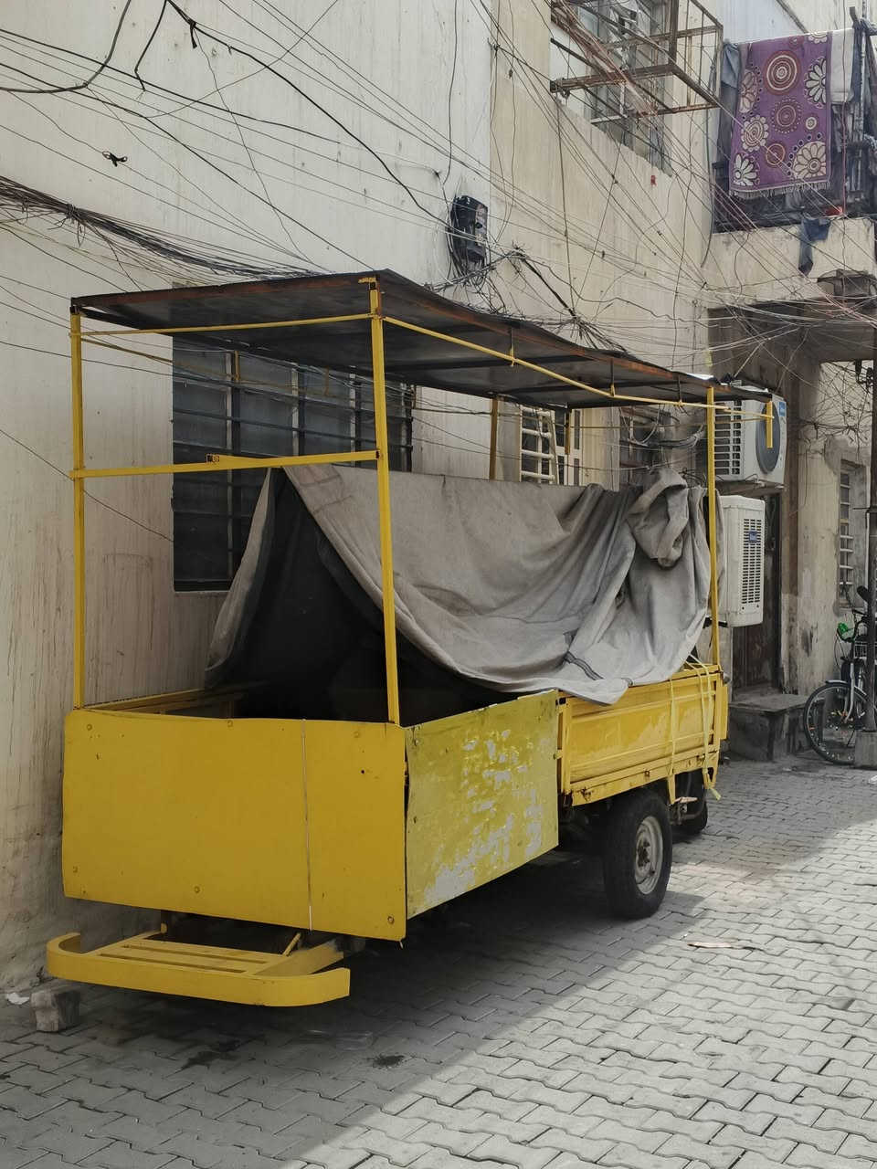 سلام عليكم ستوته للبيع ام تي ار بدون اوراق  كير محرك اكسل نضيف  بيها سقيفه مسويها مال ملابس جان سعر 500 وبيها مجال مكان كراده شارع صناعه قرب جامعه التكنلوجيه ***********
