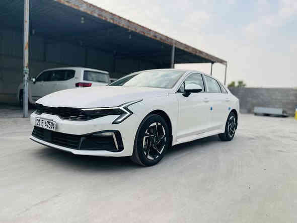 السلام عليكم 
كيا K5 خليجي
الموديل : 2025. (خليجي) . 
المحرك  : 4 سلندر 2500 سي سي GDI.
رقم سليمانيه
ماشية 15
ام الضمان

المواصفات :

* مقعد كهربائي جلد .
* شاشة عدادات الكترونية متصلة .
* بصمة و تشغيل عن بعد 
* التحكم في التكييف و الوسائط لمس . 
  • اوتو هولد
* هاند بريك كهربائي .
* مرايا طي كهربائي .
* حساسات اصطفاف امامية و خلفية .
* مانع انغلاق للعجلات مع نظام الثبات الالكتروني .
* نظام ANDROID AUTO & APPLE CARPLAY .
* اطار قياس 215/55R17 .
* حساسات ضغط الاطارات .
* أنظمة قيادة متعددة .
* مكيف خلفي 
وبعد بيها مواصفات
ااسيارة بعدها شركة كفاله من ضربه صبغ وبارد بعدها بفابلون الشركة 

السعر 230$ وبيه مجال بسيط 

للاستفسار مراسله او اتصال مكان السياره واسط الزبيديه 
***********
***********
