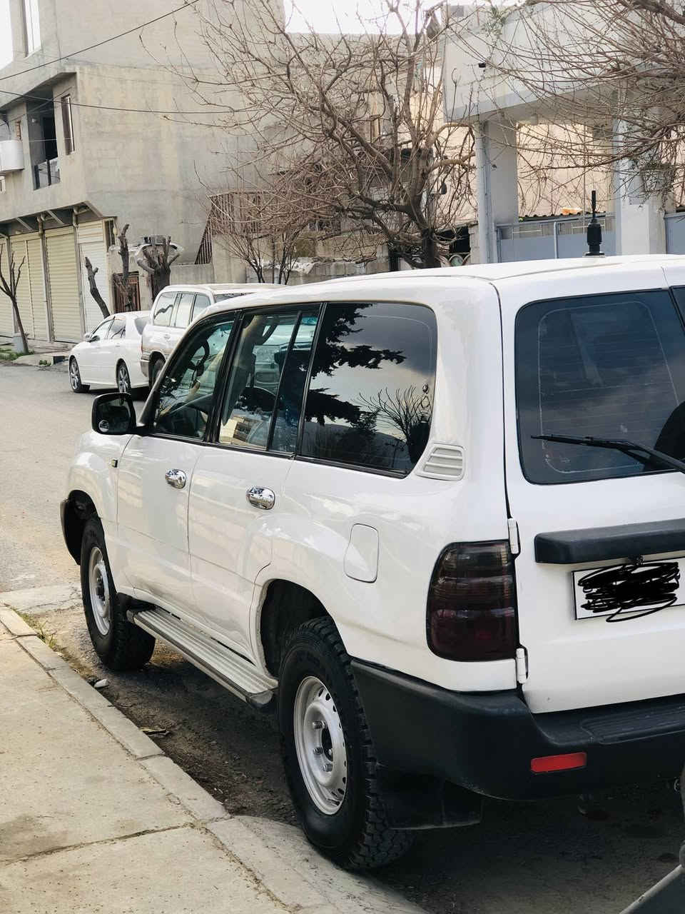 سعر بلاش ...ماشەڵا لەماڵی هەمو لایەک تاقانە 
.
.
سعر (٨٨ )ومعامەلە   مۆنیکا مۆدیل ٢٠٠١   حیزام بۆیاغ لەسەرساغی لەشانەکەن بۆ خوارەوە سەقفو شانەکانی بەشەرت تەنیا بۆجوانی کراوە جگەلەیەک چامنلغی دواوە لای سایق کە پێشتر بۆیاغی هەبووە پێشتر هیچی نەبوە . گرومەکینەو ئەکسل و دەبڵ ئەکسل و تەبرید ساردو گەرمی بەشەرت  چوارتایەی تازەحەفتێکە بۆی بەستراوە   . سەیارەکە ناو بۆرە فول عادیە زۆر پاکە  ئارمی   
ئێسقانی سلێمانیە تازەکراوەیەوە
.
***********
