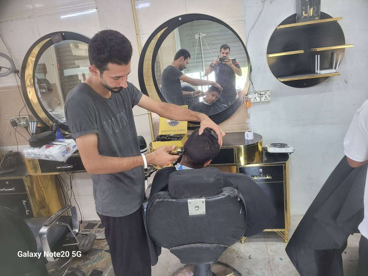 دوره حلاقه رجاليه مده مفتوحه لحد ماتصير حلاق ب150الف تطبيق نضري وعملي الزعفرانيه شقق سعيده مقابيل المنتزه خلف جامع الاحبه .ايهاب الحلاق ***********
