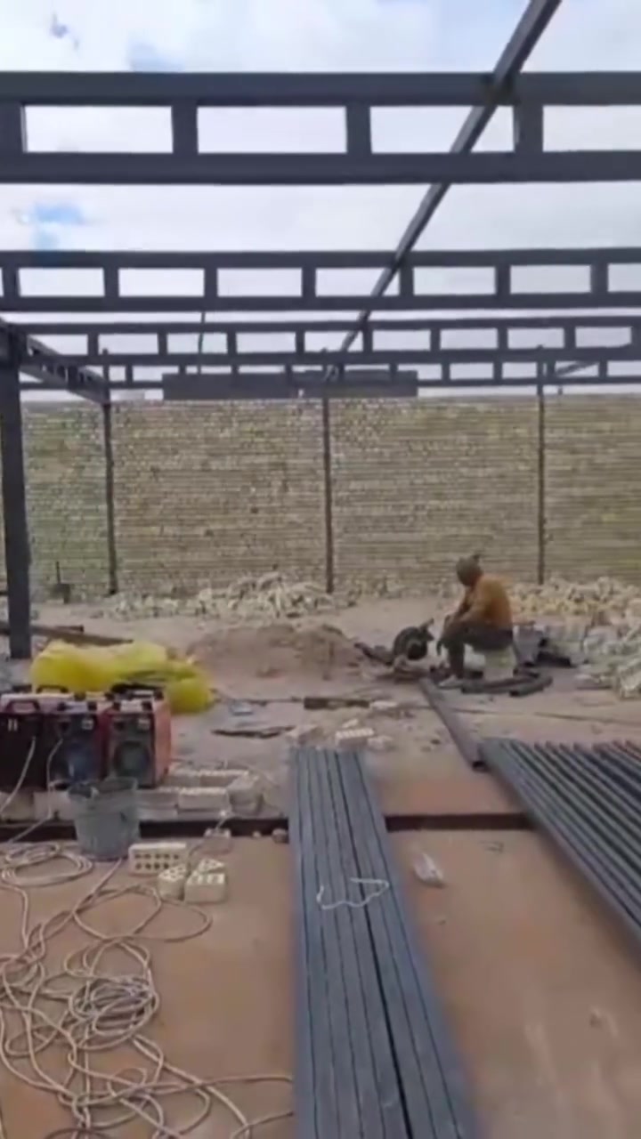 السلام عليكم حداده متنقله داخل النجف والكوفه لعمل كافه أعمال الحداده والصيانه تصليحات سقفيات كيسبان سقف الأسطح والمناور وبانسب الأسعار *********** واتساب موجود
