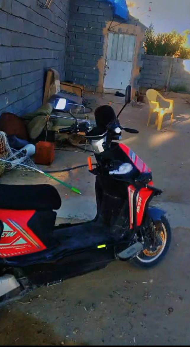 موطور لل بيع موطور بي دعمه من كدام و الماشه بيه طعجه شويه تتصلح السعر 700 وبي مجال قليل ول باقي عل فحص الرقم ***********.
