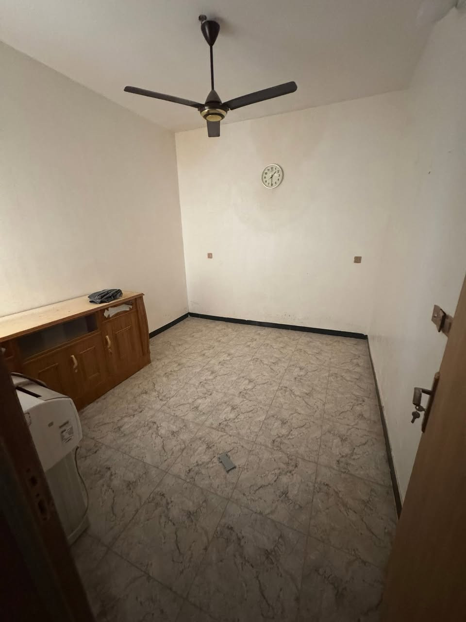 دار للأيجار
4 غرف

استقبال خارجي 

حمامات عدد 2 

مطبخ مؤثث بالكامل كاونتر +طباخ +ثلاجة +مجمده +براد

الدار مجهز بالسبالت +مبردات + تنور 

البيت جديد ونضيف 

موقع : قرية المختار قريب على المقبرة الاسلامية 

السعر 400 الف 

للأستفسار :***********
