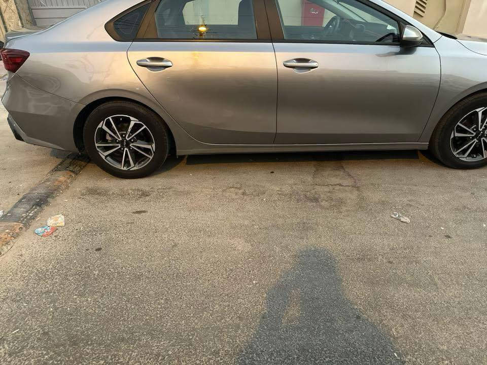 السلام عليكم
كيا فورتي ٢٠٢٣ وارد امريكي للبيع

 مواصفات السيارة 

١_ تحكم استيرن جهتين 

٢_ شاشة كبيرة  

٣_ كاميرة خلفية  

٤_ تحديد مسار 

٥_ رادار امامي وجانبي تنبيه 

٦_ تثبيت سرعة

٧_ ويل كب

   محرك 2000 دوش  ٣ تحكمات قيادة مود درايف

ضرره موضح بالصور ….
وبيها طخة موضحة بالصورة مامصلحة
سعر 160 بيها مجال بسيط جداً اتصال *********** مكاني بغداد
