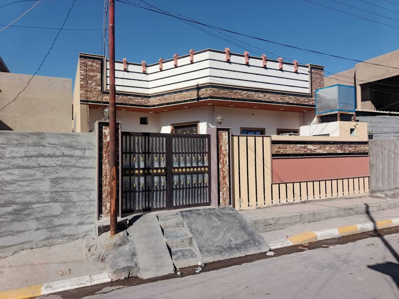 بيت للبيع 
المساحه 200 متر . طابو سند 
منطقه راقيه 
بناء طابوك جديد
مكون من غرفتين وصاله و استقبال ومنور وصحيات داخل وخارج وكراج 
شارع مبلط وخدمات جاهزه 
البيت نضيف وجاهز ومعمر من الداخل و الخارج كما موضح في الصور كامل سراميك وكلشي م ناقصه 

سبالت عدد 2 + مكيف +ماطور ماء + كاونتر 

العنوان .. 
الفلوجه _فلكه نهر فليح 
للاستفسار عن السعر مراسله على رقم 
*********** واتساب
