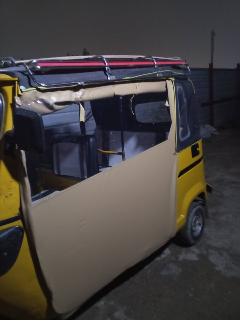 السلام عليكم تكتك موديل 18شهر 11 اوراق كامله محرك جديد تخم تاير دوشمه كهربايات شغاله بدل بيها صفاحيات جدد جاهزه كبل الشارع رايدها 3و500وبيها مجال بصيط العنوان بغداد الدوره ***********
