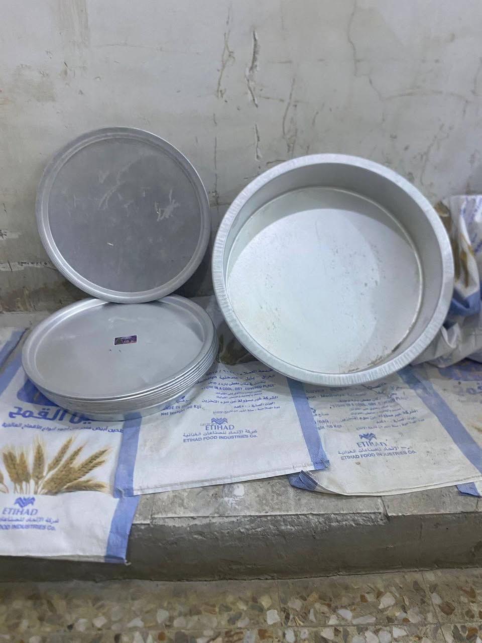 السلام عليكم صواني حلويات8 بقلاوه و2زنود ألست وطاوه طاطلي و2نشافات ماطور كهربائي كله  جديد ما مستعمل للبيع رجاءا الموشراي لا يخابر ***********
