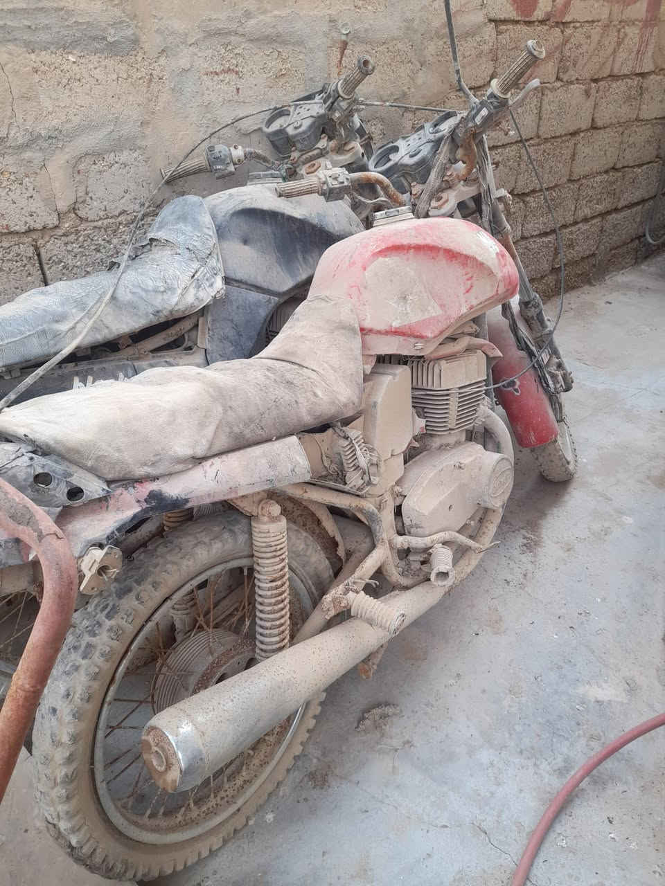 السلام عليكم دراجات جاوه الكدامك تريد غراض اكو تريد كامله اكو 7تقريبا للبيع وغراض ماكس تفصيخ كلشي موضح بلصور دبلات امامي وكابريترات بس وحده تشتغل ابيعهن كوم حديد وماشات كلج امامي كامل رياضي وخلفي وضفاير بس مو كامله واكو شواصي مال MZ وجاوات الي يريد يعمر وموجود عدنه غراضهن وعندي بومات ثنين ابيع كلشي كوم حديد بس بلسعر الي يرضي هذا رقمي ***********
