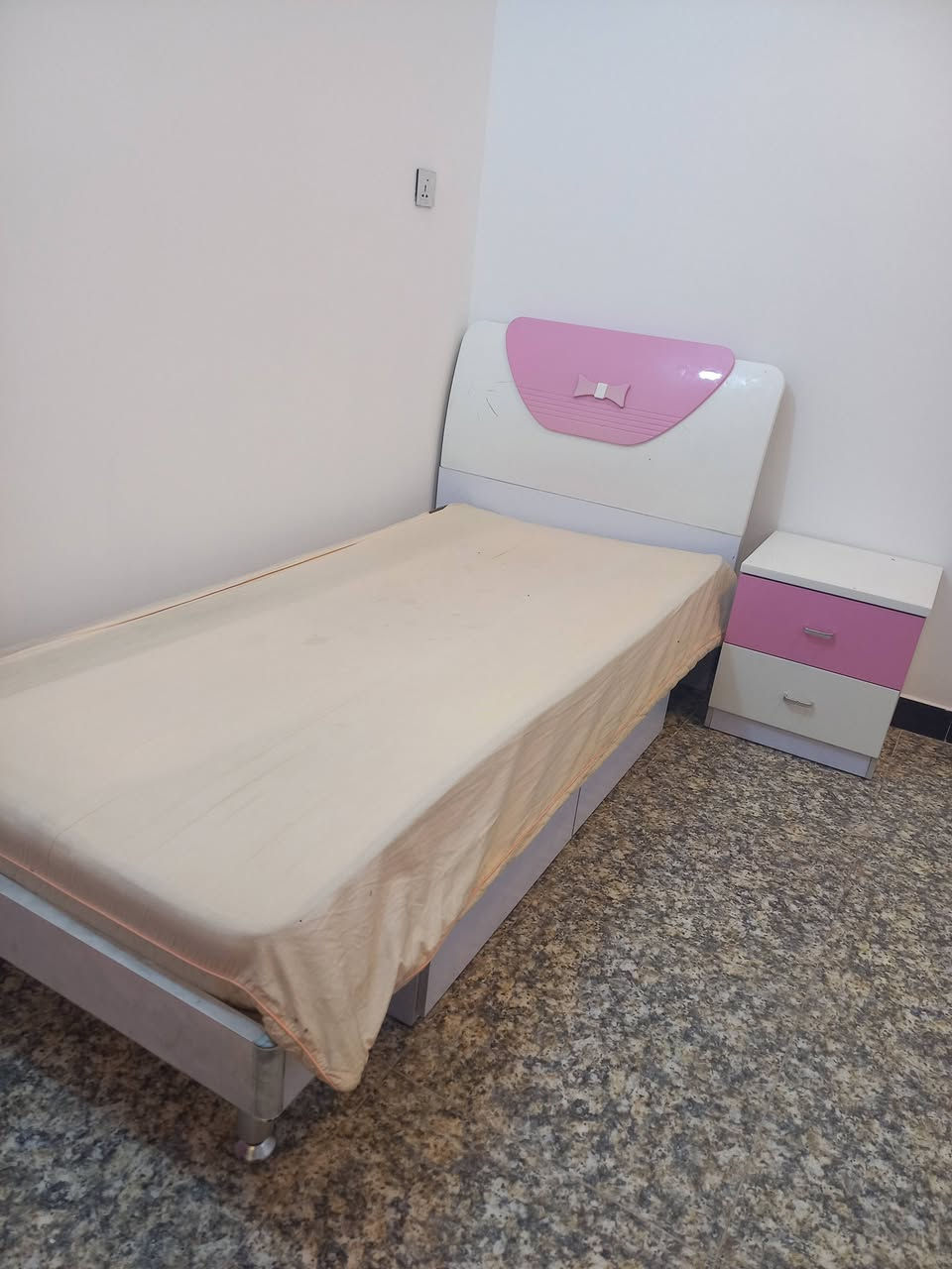 غرفة بناتي للبيع مع سرير اضافي مع رحلة مستخدمة السعر ٣٥٠ ألف دينار
للاتصال ***********
***********
مكانها ابو غريب
