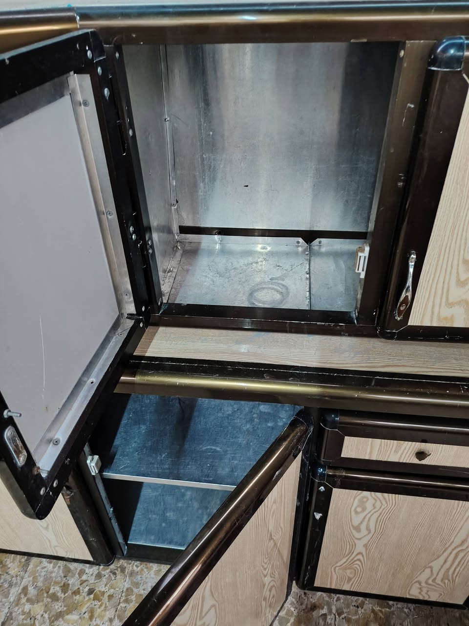 كونتر للبيع فول نضافه سعر مناسب ***********
مكان كوير
سعر 400 الف بيها مجال
