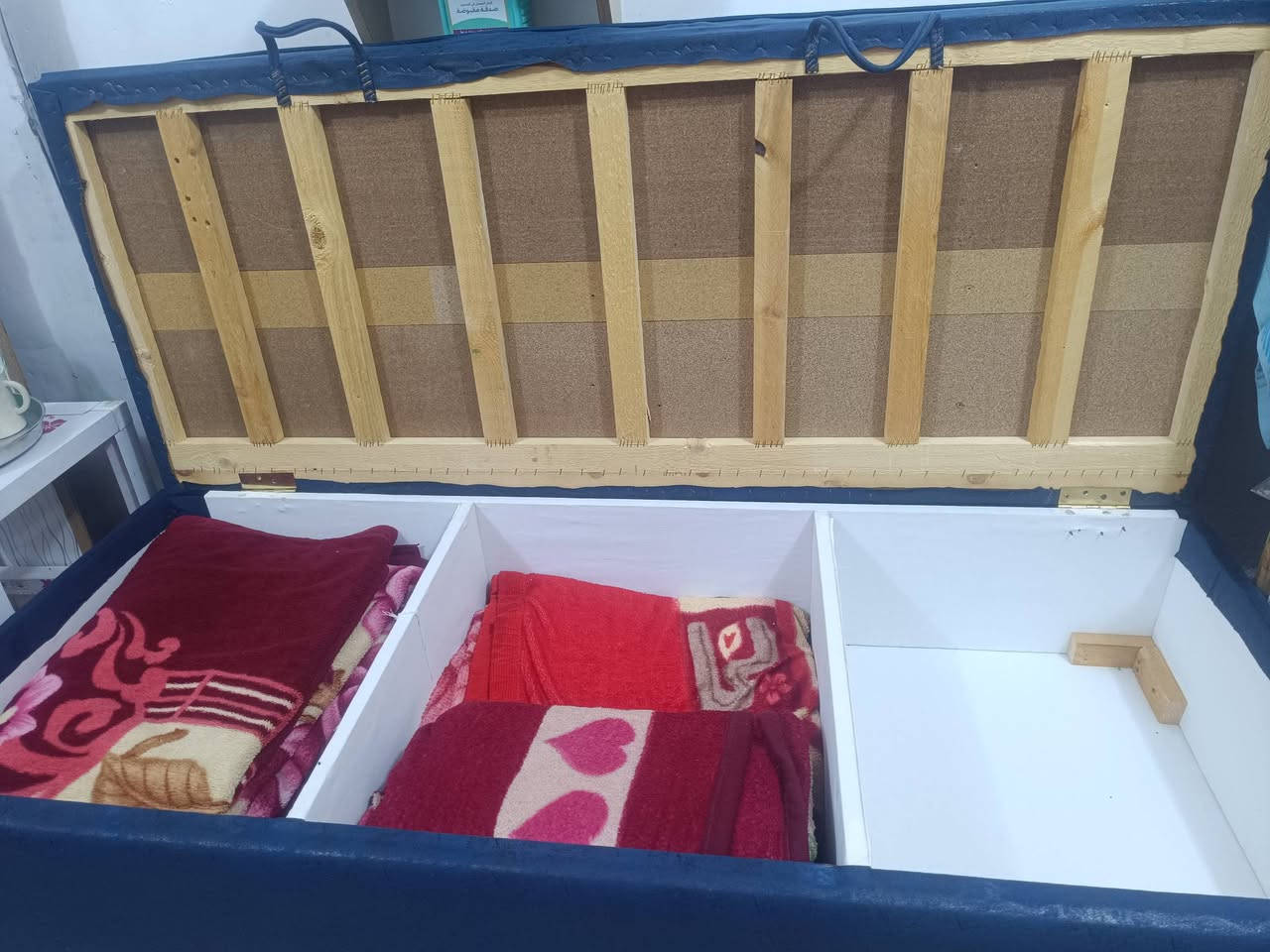 تزكام جربايه على شكل خزانه مثل ما مبين بالصوره قويه ومتينه مع اسفنج مميز اول 10 سم سعر 100الف ***********
