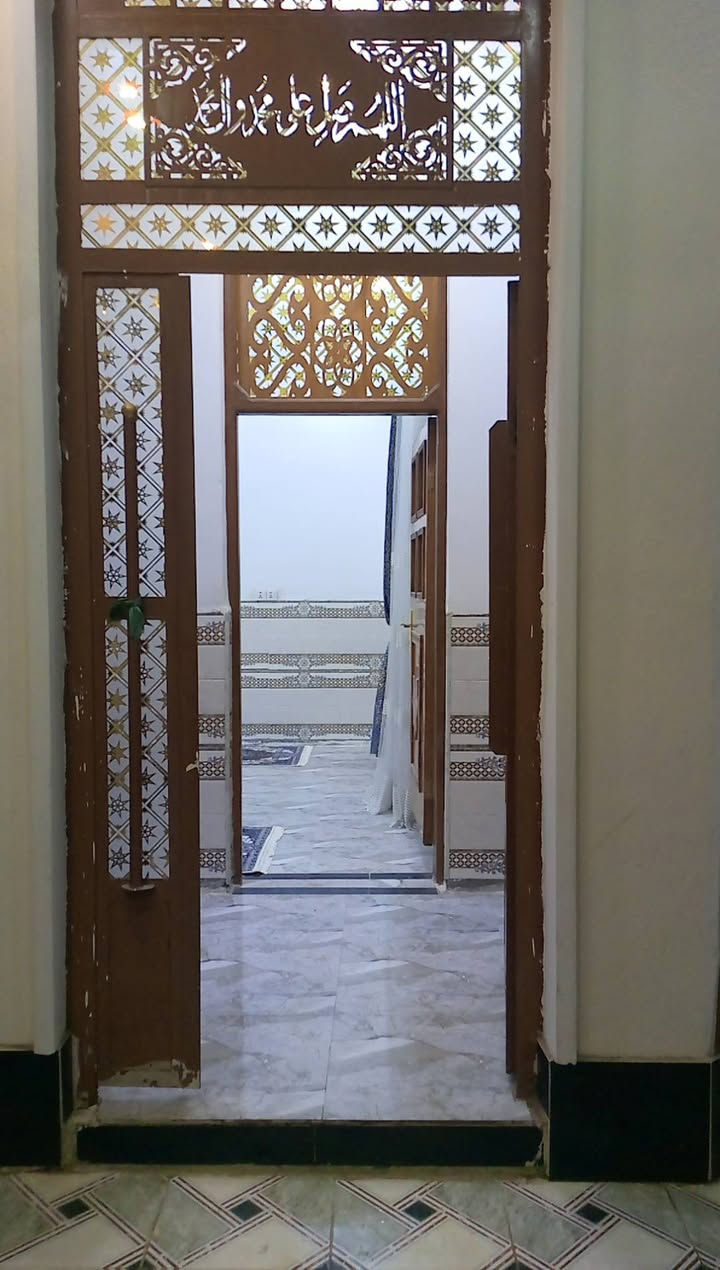السلام عليكم
بيت للبيع حي ذويب الاول خلف (مطعم 🍴 الكرم )  يبعد عن الشارع العام 100م
المساحه 280م
غرفتين نوم
صاله
استقبال نساء
استقبال رجال
صحيات داخليه وخارجيه
البيت جاهز من كلشي 
للاستفسار: ***********
