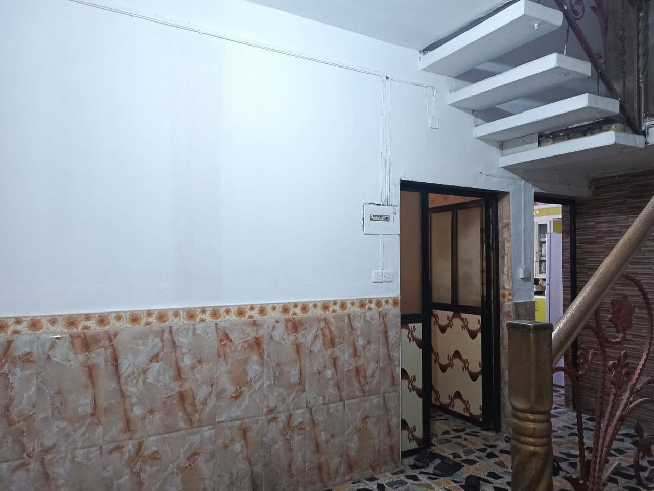 دار للبيع ( 300 م) بناء حديث
شارع( الإخلاص) ( ذي قار المركز)

تواصل على(( *********** ))
