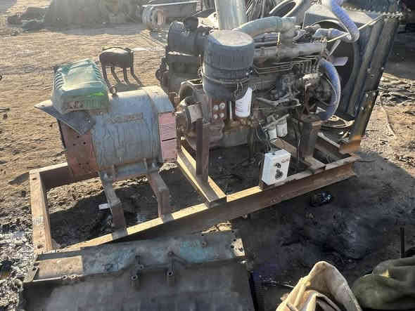 سلام عليكم مولد دايوا كامل للبيع راس توليد ١٠٠ محرك شغال ونضيف راديتر جديد دينمو وسلف جديد المكان كوت للأستفسار الأتصال ع الرقم 
***********
***********
