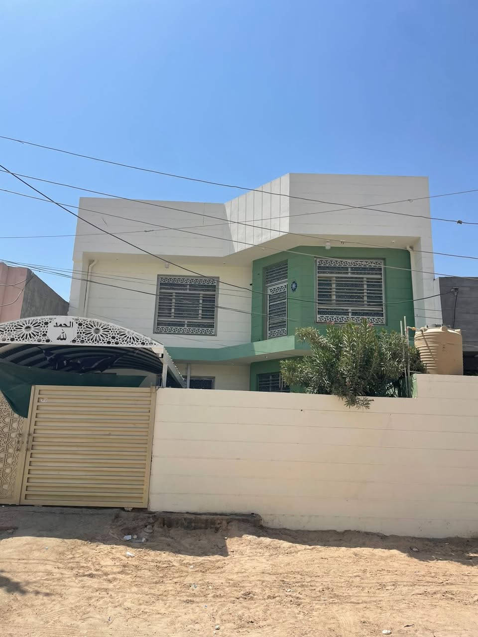 السلام عليكم
دار للبيع طابو صرف 200 م 
الطابق الاول
غرفتين نوم + صاله + مطبخ +هول + مجمع صحي  
الطابق الثاني 
غرفتين نوم + هول + مجمع صحي + سطحين
العنوان 
حله _شارع 80 حي القضاة 
خدمات كامله!
للاستفسار ***********
***********
