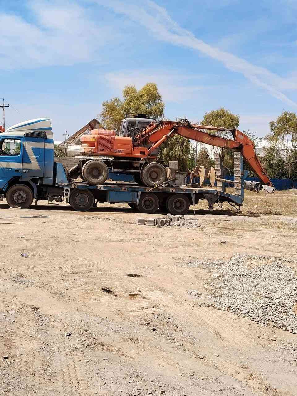 فالفو لودر عقرب للبيع حجم ٤٢٠ موديل ١٩٩٥  رقم نينوى سنويه جديده لل٢٠٣٠  حصه كاز بيها باسمي رجل اللودر جكات هادروليك السعر ٤ شدات وبي مجال  للاتصال  ***********
