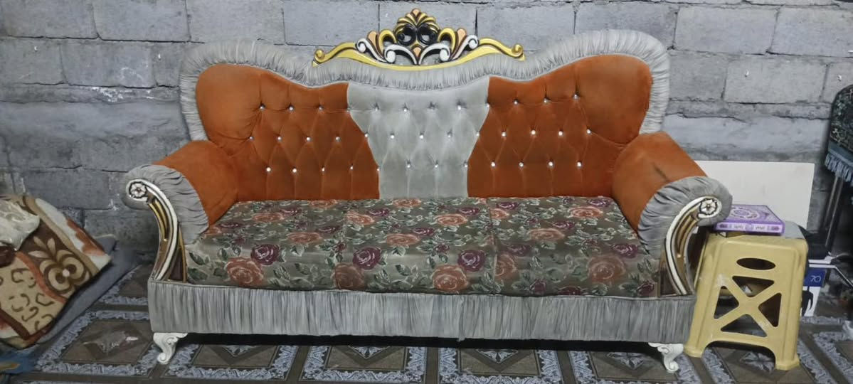 لبيع تخم 10 مقاعد  سعره 250 ومكانه بالبياع للتواصل ***********
