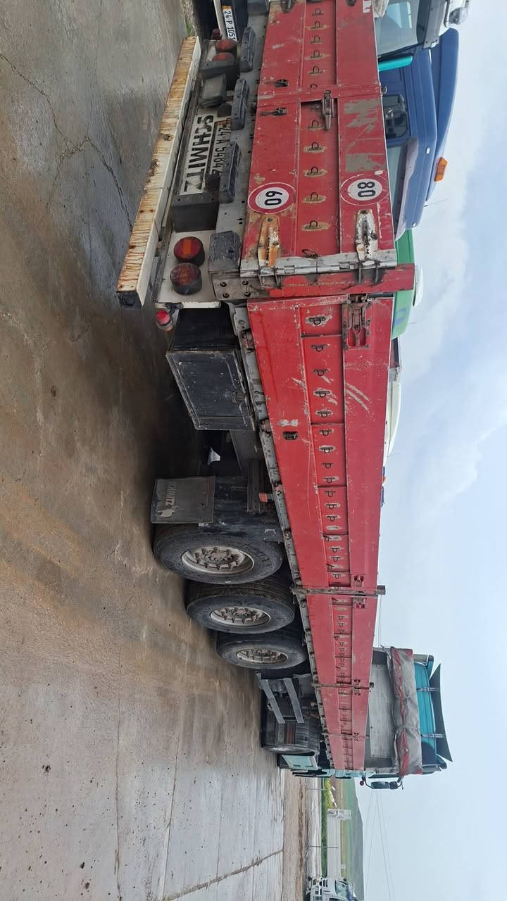 بسم الله الرحمن الرحيم 
مارسدس اكتروز تاك ويل دبل قماره تريله فلات جوانب متحريكه  تاك تاير بالون 42 طن 
موديل .2006. حجم محرك  18.44
مواصفات . تبريد . تايدر 5 طقات . ثلاجه داخل كير كلاج محور قصير كاسيحه زعانف اسبايدرات ابلاد 
عربانه . شميتز جوانب . مجموعه . دسك بريك دنكيل رفاع دسك خارجي شاصي كفرنايس بدون كسر بدون فطر 
كير محرك اكسن شاصي صبغ مكفول كفاله عامه شرط 
السعر  365 معا مجال 
 رقم سنويه جديد تحويل مباشر . رقم دهوك 
عنوان معرض هوار طريق دهوك موصل جمبور عميريه 
***********
***********
***********
