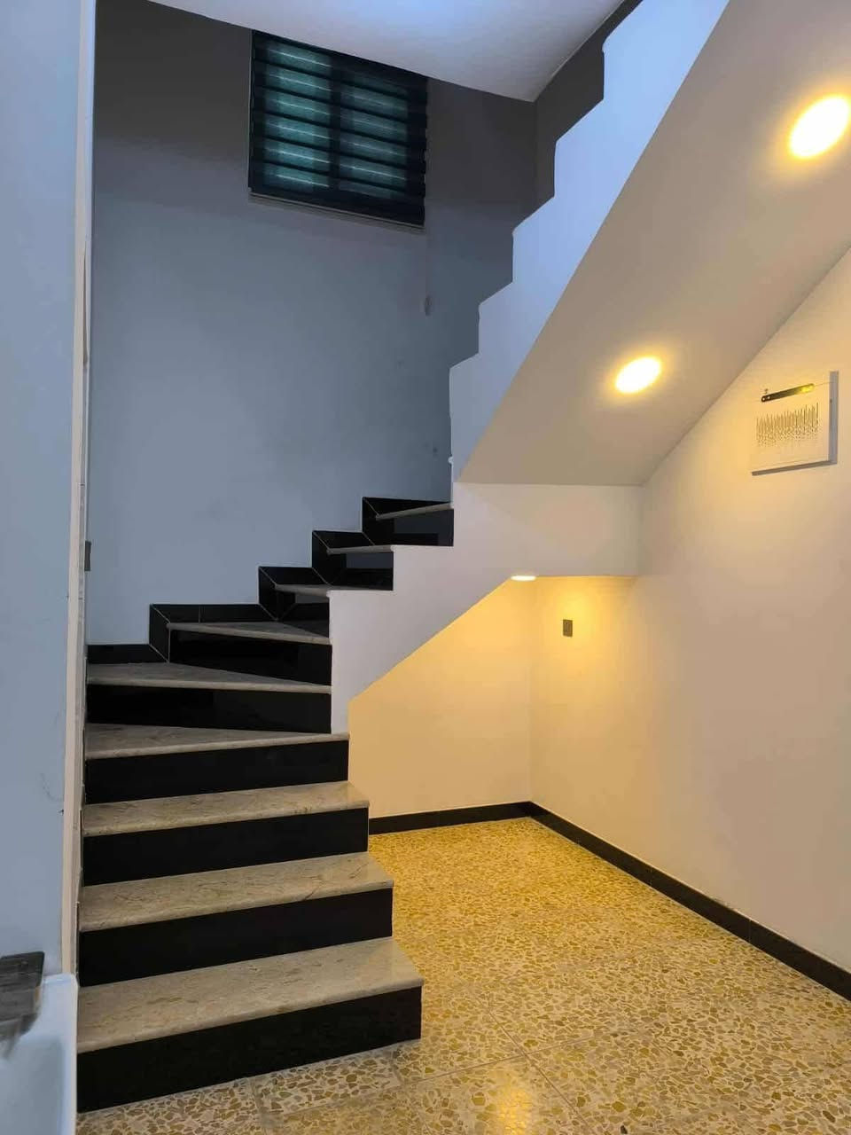 ♢مشتمل مربع ركن على ساحة بالسفحة♢
♢ رقم الإعلان {51}♢
------------------------------
♢المنطقة:: السفحة الثانية
♢نوع العقار:: مشتمل مربع ركن 
♢المساحة:: 100م
♢الوجه:: 10م
♢النزال:: 10م
♢عرض الشارع:: 12م
♢سنة البناء:: حديث 
♢تفاصيل البناء:: طابق
♢طابق أول يتكون من:: استقبال وهول ومطبخ وغرفة نوم عدد(1) وصحيات
♢طابق ثاني عبارة عن:: بيتونة وستارة وصحيات
♢أقرب نقطة دالة:: نزلة الوائلي
------------------------------
👈🏻 اكتب <تم>  ليصلك السعر
ولمزيد من التفاصيل يرجى مراسلة بريد الصفحة خاص

👈أو زياره مقرنا الكائن في: [حي الحوراء] 
      [شارع سيد يعقوب أو شارع المواكب]          

#دارسكن #مشتمل #قطعة_أرض
 #حي_الحوراء_الثانية


**إذا كنت صاحب هذا الإعلان وتريد حذفه لأي سبب، رجاءا أرسل رسالة إلى الدعم الفني**