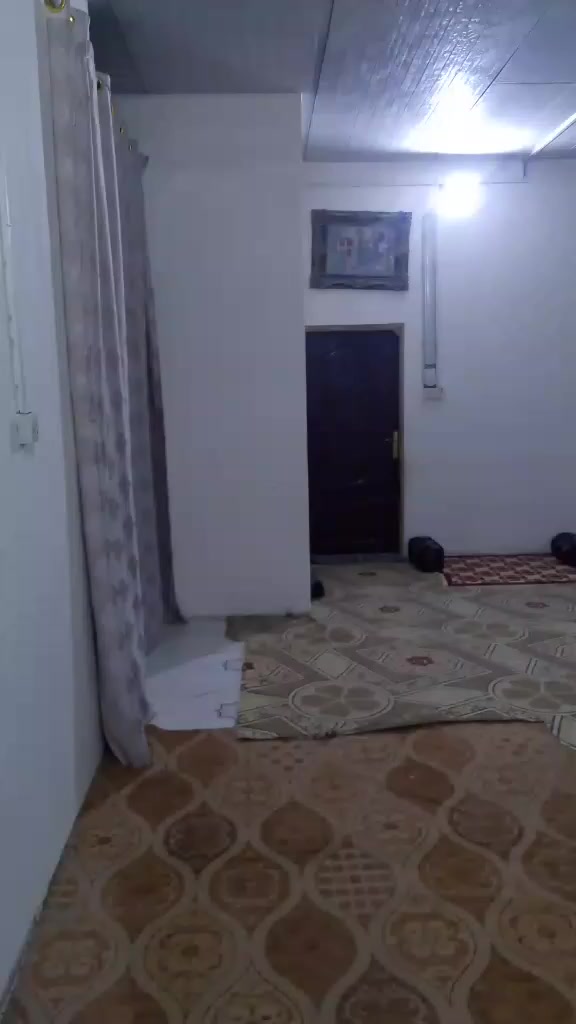 عندي بيت حواسم للبيع بناء حديث ومرتب يحتوي على غرف نوم 2وهول وصاله ومطبخ وديوان وحمامات خارجيه وداخليه لبيت بناء جديد سقف سندويج ارضيه سيراميك الموقع خور الزبير غرب مجمع الرحمه السعر 18 وهاذ رقمي ***********
