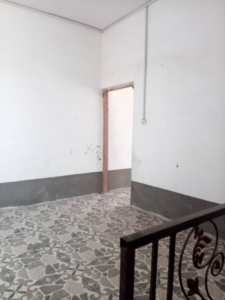 السلام عليكم الدار للبيع مساحه 50 متر تحتوي على صاله ومطبخ وصحيات زائد مكشوفه زائد مساحه خارجيه الطابق الثاني تحتوي على غرفه وصاله سعر المطلوب 14 العنوان النجف الكوفه خلف الامام مسلم عليه السلام كافه الخدمات متوفره من ماء كهرباء مولد البناء درجه اولى للتواصل رقم الهاتف اخوكم ابو طيبه صاحب مكتب الاخوين *********** النجف, العراق
