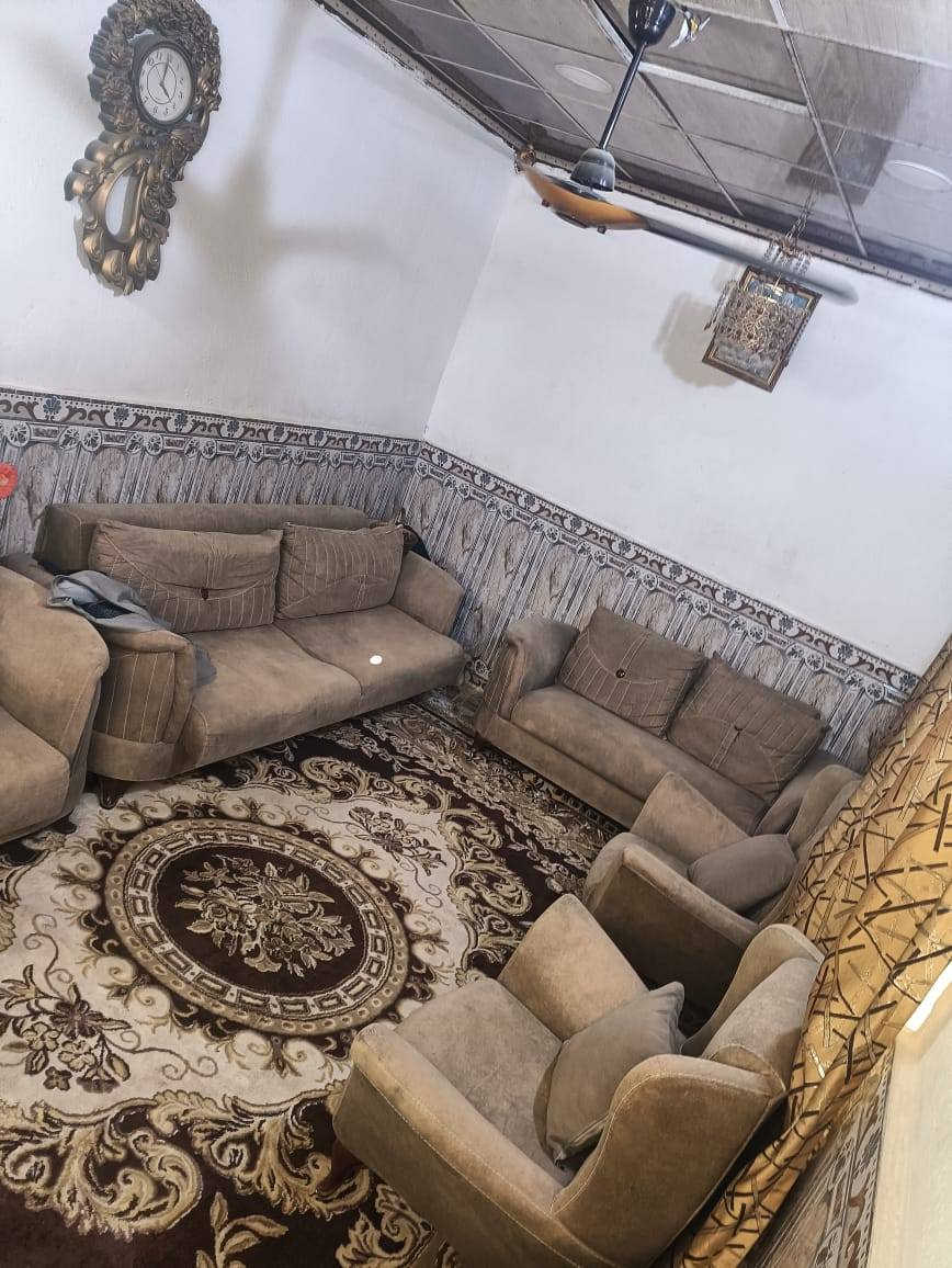 سلام عليكم بيت لبيع مال بلديه معاملته كامله وصله بس لتقدير بسمنه 
مكانه حي ميلاد جديد وره ملعب مساحته كليه 200م 100م مبنيه 100ساحه بي ستقبال مطبخ صاله غرفه صحيات داخليه و خارجيه تفصيل خاص او عل الهاتف ***********بي وتساب
