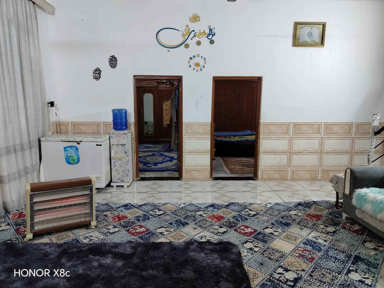 #دار البيع :الموقع حي الفرات شارع السنيه السياحي قرب صيدليه الرامي يبعد عن شارع 30متر.
-المساحه 310متر
-نوع الملكيه سند زراعي (سند 25)
-الموصفات :
-اساس (كونكريت مسلح )
-السقف (كونكريت مسلح )
-يحتوي ع غرف اكبار عدد2وصاله كبيره واستقبال ومطبخ صحيات داخليه وخارجيه وطارمه كبيره وحديقه )
-الخدمات :
-مجاري 
-مياه 
-كهرباء
#الاستفسار مراسله واتساب ع الرقم او اتصال مباشر ***********
