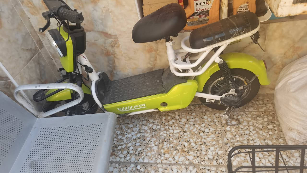 للبيع دراجه شحن جديده موديل ٢٥ الدراجه نضيفه كالش بيه مشكله ب ابلك الشحن الطالع من الدراجه ابيعه عله وضعه ابيعه كوم حديد الله شهاد عطله بسيط بل وايرات الشحن انته وحضك السعر ٧٥ ألف ستفسار عله خاص أو الاتصال (***********)
