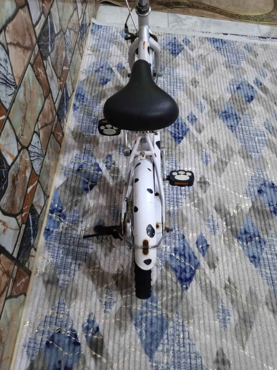 السلام عليكم
بايسكل اطفال ياباني للبيع كسر حاوية سعر 65 الف مواصفات:-
1-لون ابيض 🤍.
2- حجم البايسكل 16 .
3- بريك امامي+ خلفي شغال 💯.
4- تايرات كتان اصلي 
5- نوع المعدن حديد 🔗.
6- النضافة 95%.
   مكاني بغداد الشعب شارع الصحة قرب سوق الصبح رقمي للستفسار ***********.  يوفر خدمة توصيل بغداد فقط
