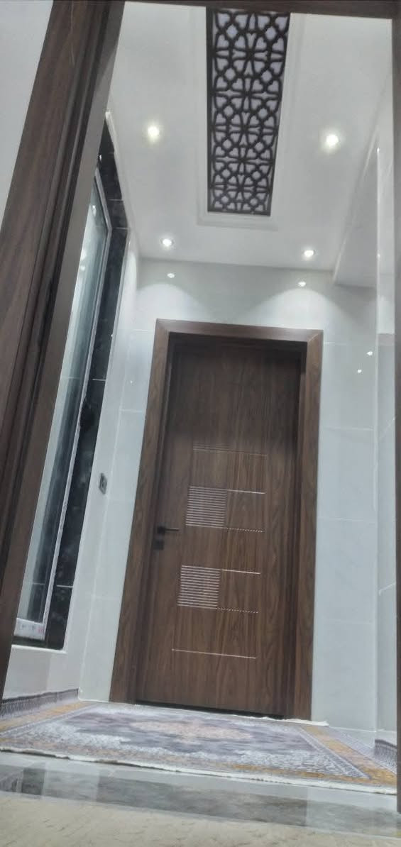 بيت للبيع ركن طابو زراعي مساحة 320م  بناء حديث مودرن يبعد عن شارع  حي المعلمين 150م في حي المرتضى بناء طابوق صب كونكريت 4غرف نوم مطبخ صاله استقبال منور حديقة داخلية مجمع صحيات داخلية وخارجية كراج سياره عدد 2 حديقه كبيره  الاستفسار ***********
