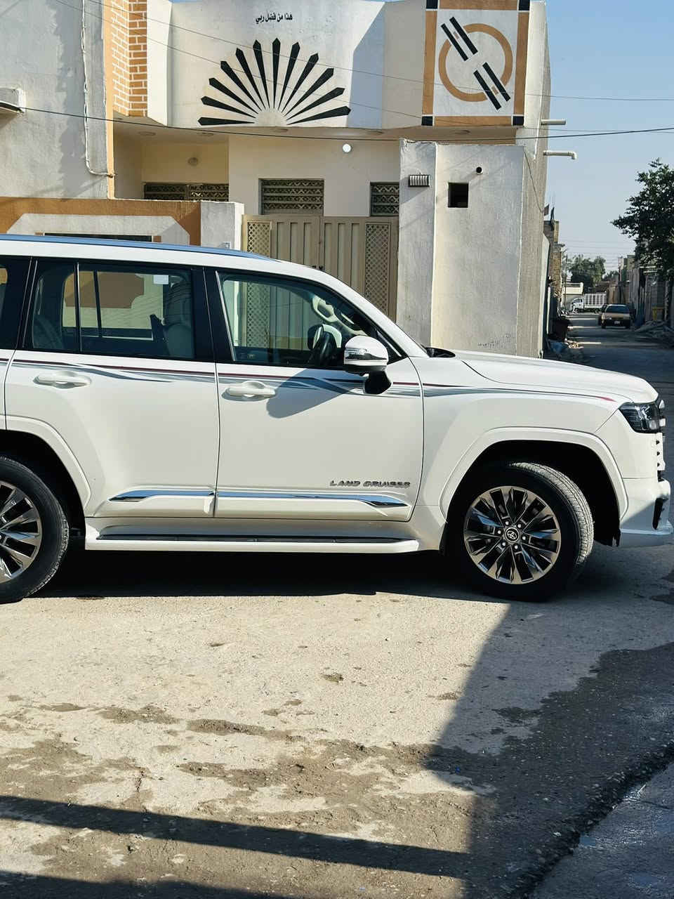 السلام عليكم لاندكروز 24 بريم لمتد فول مواصفات 5 كامرات 3 شاشات تطبيق ماشيه 29رقم بغداد وباقي مواصفات البريم معروفه عنواني بغداد قرب جسر الفضيلية الجديد التواصل عبر الرقم ***********
