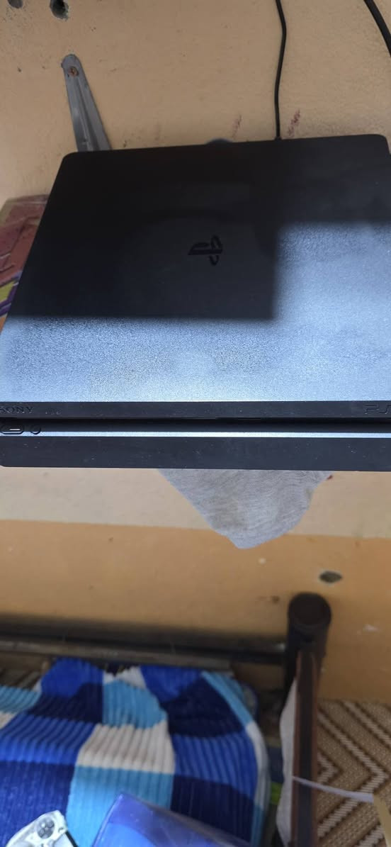 السلام عليكم 
بلي ٤ مهكر نظام ٩ ابو لفلاش احسن نضام للهكر. جهاز جديد صاله ٦ اشهر من أخذته جديد وكامل ملحقاته.. داخله ٧ لعبات 
بيس٢١ ودرايفر .كولد اف ديوتي .مصارعه. انشارتد ٤ . انشارتد ٥ 
ولعبه رمي .. سعره ٣٠٠ وبيه مجال  الشراي ابخدمته لان مستعجل 
*********** ابي الخصيب
